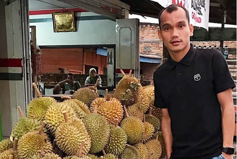 Riko Simanjuntak Bisnis Durian dan Kontrakan di Kampung Halaman