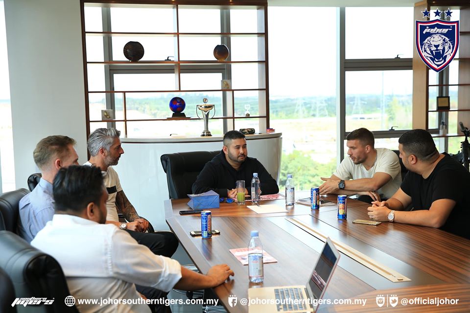 Lukas Podolski Sambangi Markas Johor Darul Takzim