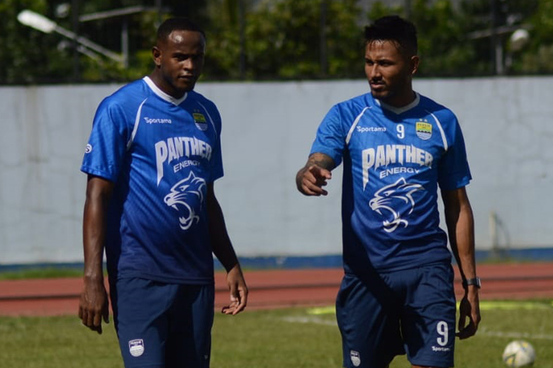 Pelatih Persib Lanjutkan Pemantauan Kualitas Duo Brasil di Bandung
