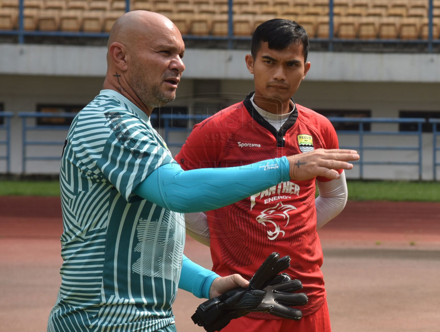 Gara-gara Regulasi Dadakan AFC, Posisi Pelatih Kiper Persib Bandung Harus Diganti
