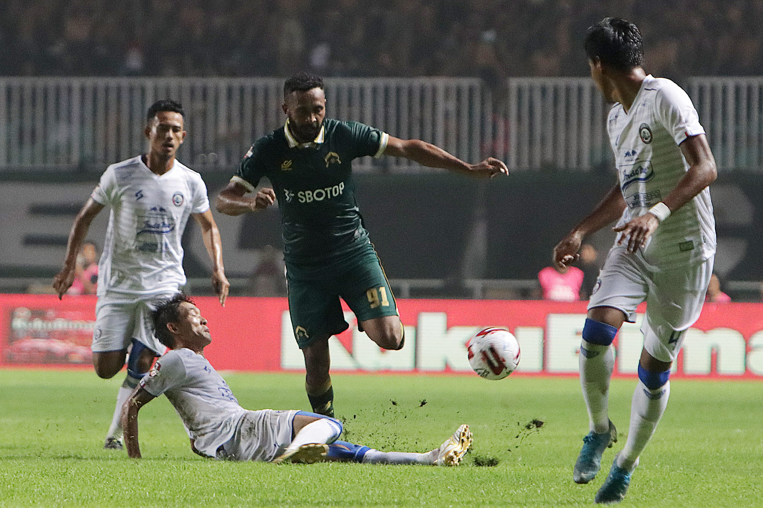 Arema FC Menimbang Reposisi Hanif Syahbandi dan Nur Diansyah