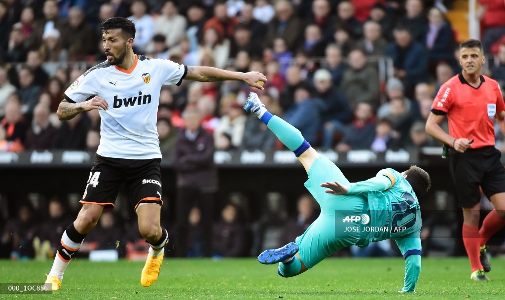 Ezequiel Garay Isyaratkan Bertahan di Valencia