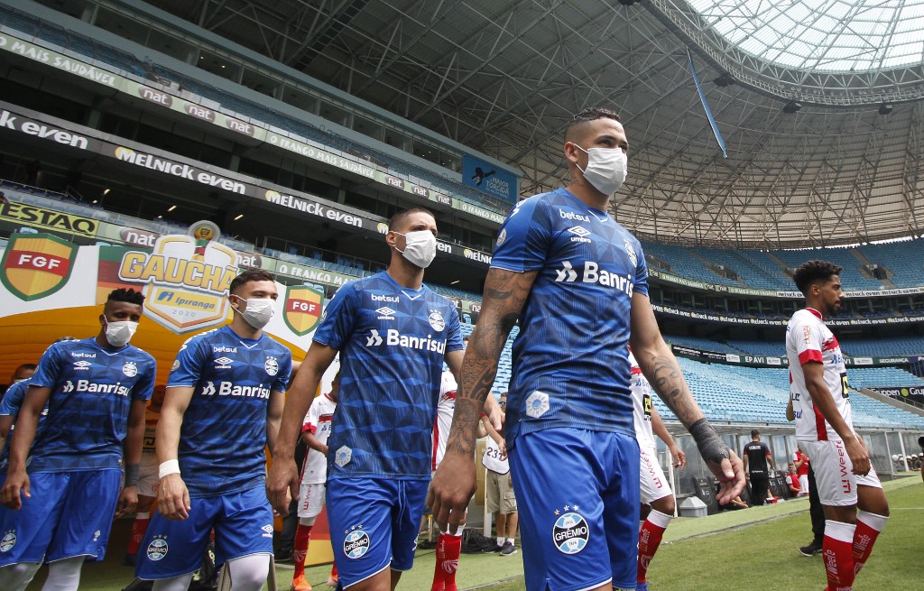 Protes soal Pertandingan, Pemain Gremio Gunakan Masker Saat Masuki Lapangan