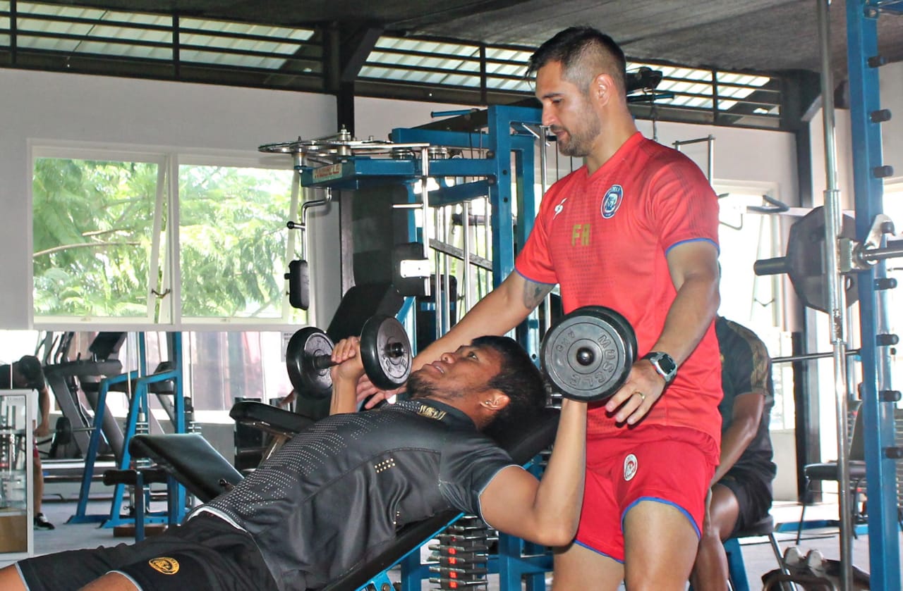 Pelatih Kiper Asing Arema Ungkap Alasan Tak Mudik saat Kompetisi Berhenti