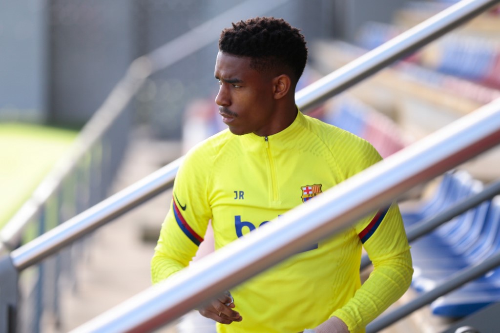 Barcelona Siap Lepas Junior Firpo di Bursa Transfer Mendatang