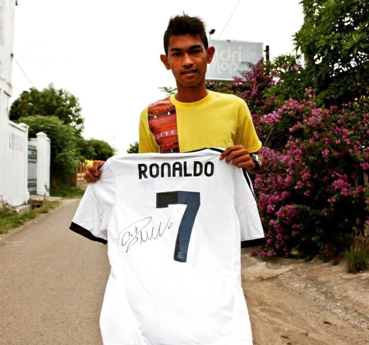 Anak Angkat Cristiano Ronaldo Lelang Jersey Asli Real Madrid Musim 2013