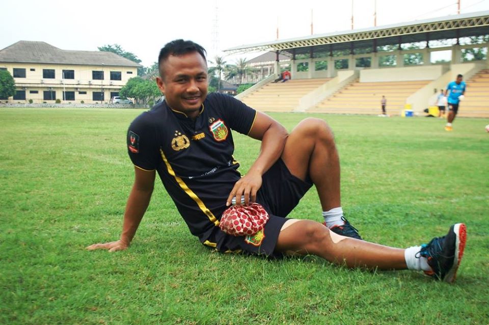 Kiper Bhayangkara FC Lari di Hutan dan Latihan dengan Pohon