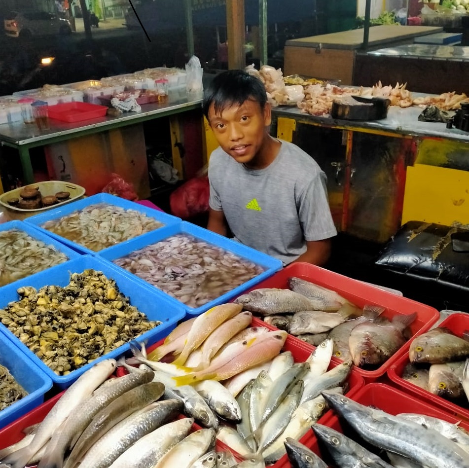 Sudah Jadi Pemain Timnas, Rangga Tak Gengsi Jualan Kue dan Ikan di Pasar