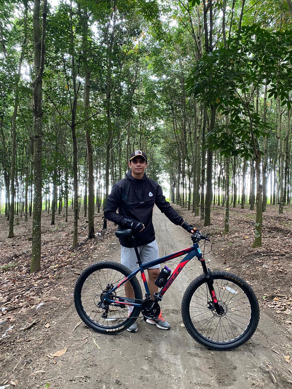 Cerita Penjaga Gawang Bali United Mendaki Gunung Kelud dengan Sepeda
