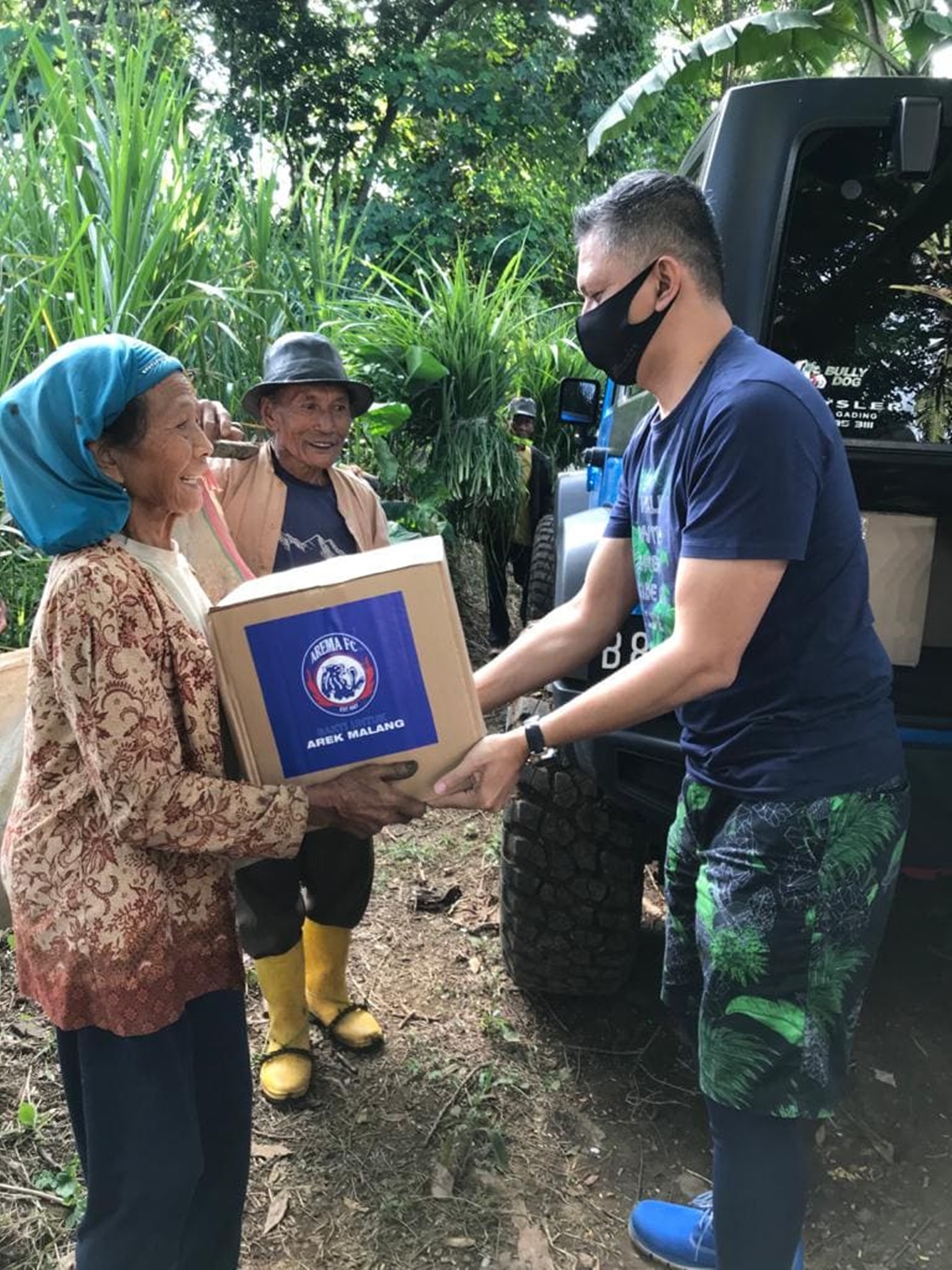 Iwan Budianto Serahkan Bantuan untuk Lansia dan Petani di Kabupaten Malang