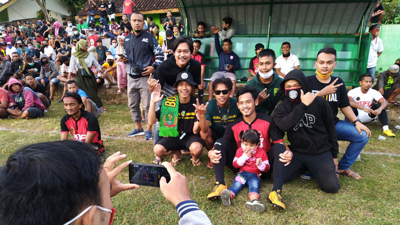 Rindu Tribune Stadion, Bonek Dukung Pemain Persebaya Sampai ke Pelosok Desa