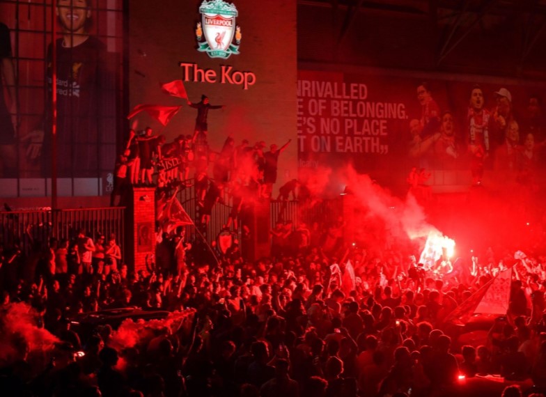 Gelar Juara Liverpool Ternodai, Sebuah Gedung Terbakar Akibat Pesta Suporter