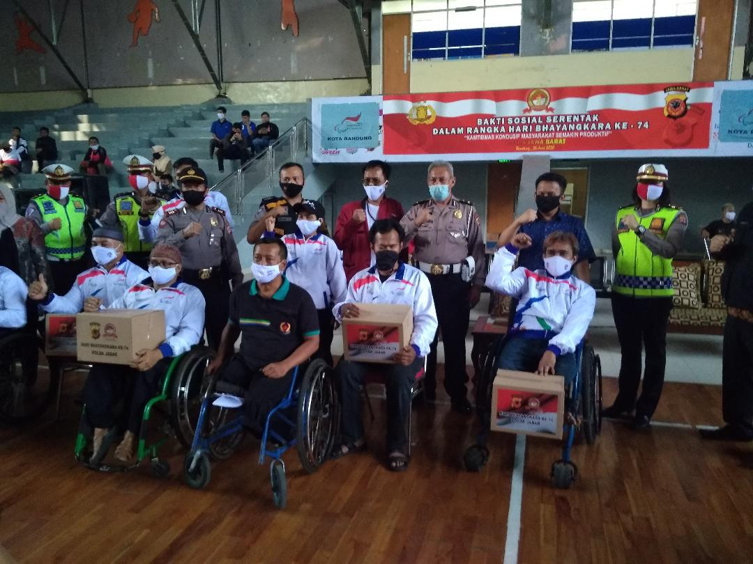 Atlet NPC Kota Bandung Terima Bantuan Sembako dari Polda Jabar