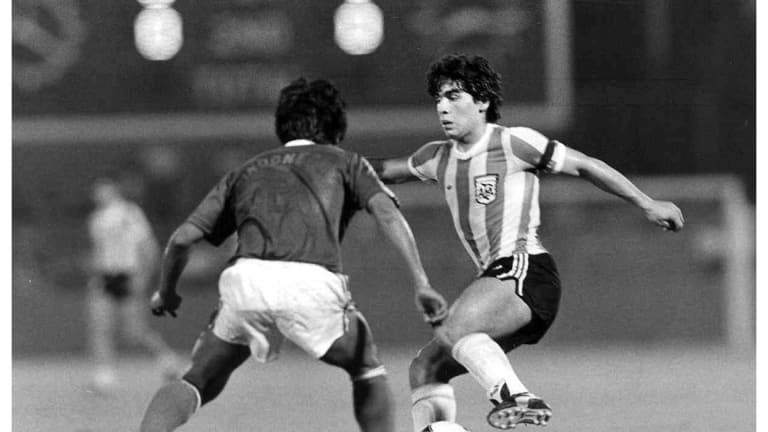 Kenangan Mantan Striker Timnas Indonesia soal Laga Lawan Diego Maradona 