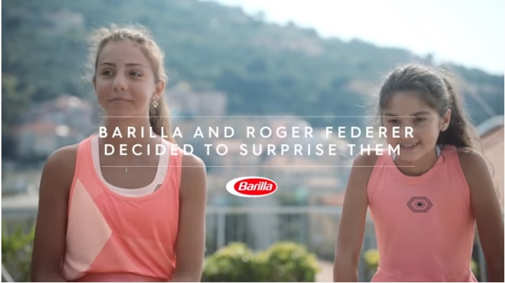 Syuting untuk Keperluan Iklan, Maestro Tenis Swiss Kejutkan Dua Atlet Tenis Rooftop di Italia Utara