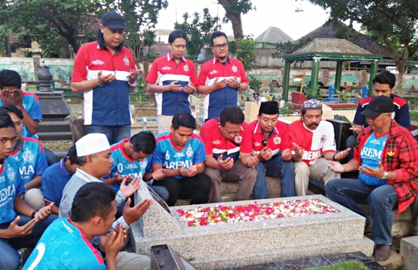 Ultah Ke-33 Tahun, Arema Indonesia Ziarah ke Makam Pendiri Klub