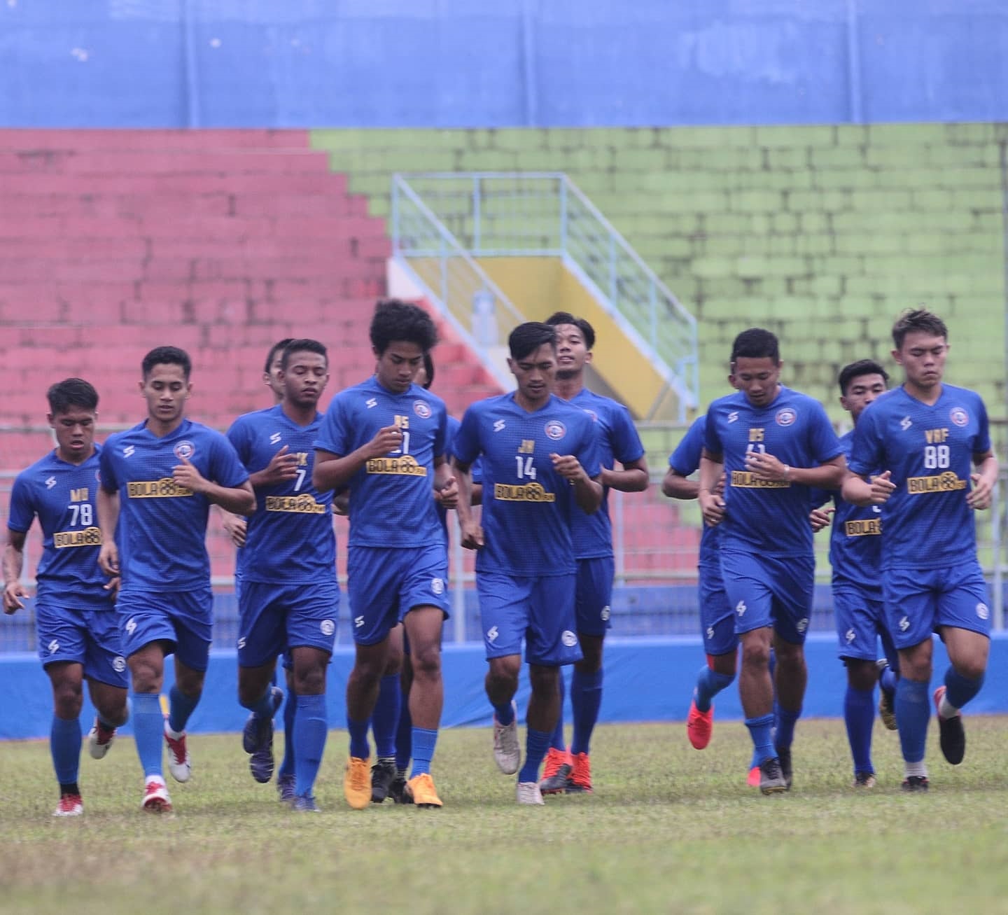 Arema FC Ingatkan Pemain Agar Tak Boros, Sebab Sepak Bola Indonesia Suram