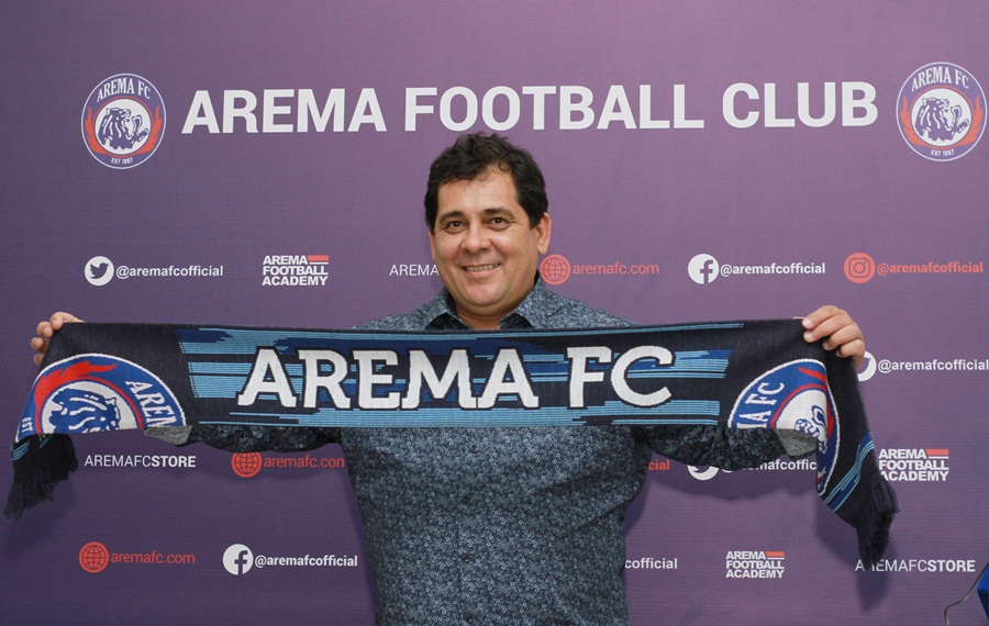 Carlos de Oliveira Diperkenalkan Arema FC dan Langsung Menyebut Aremania 
