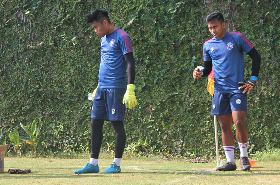 Pasca-operasi ACL,  Kiper Arema FC Harus Absen 9 Bulan