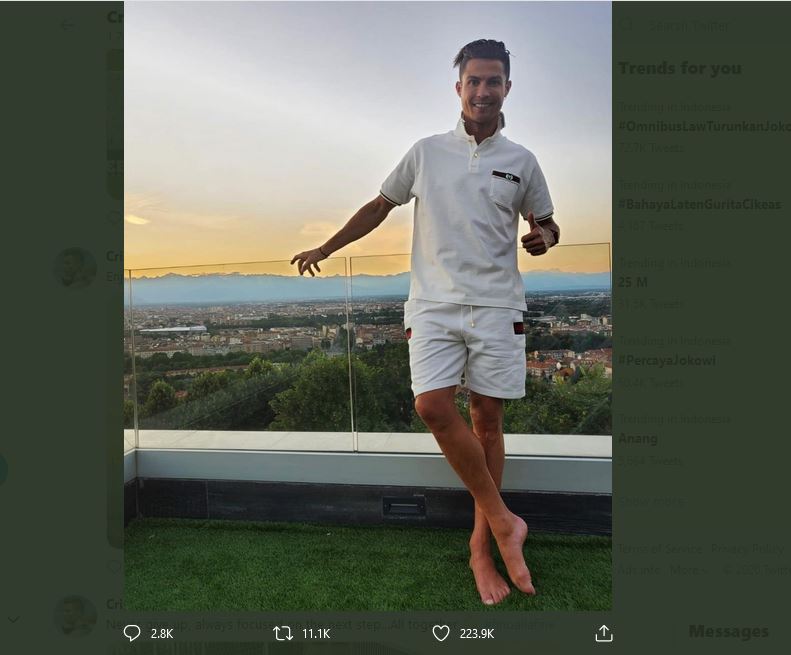 Digosipkan Masih Positif Covid-19, Cristiano Ronaldo Pamer Outfit