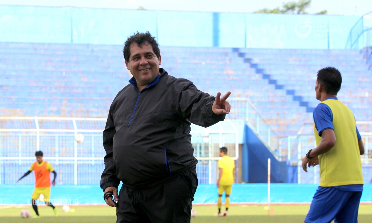 Pelatih Arema FC Beberkan Musabab Tak Mudik meski Liga Nihil