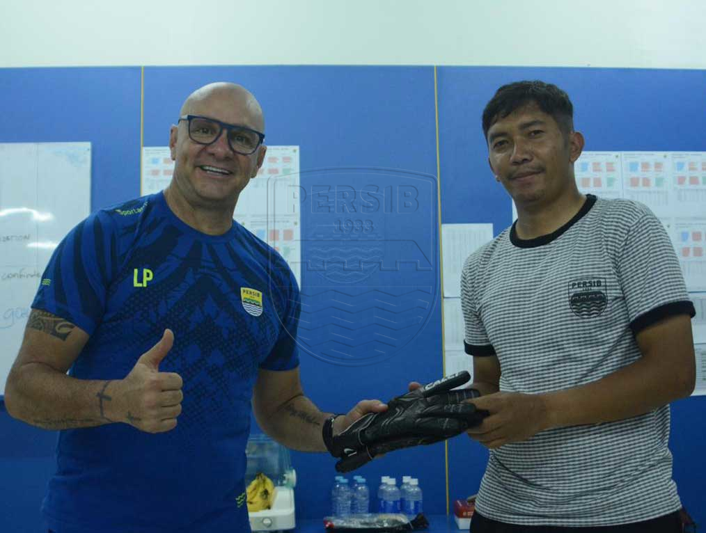 Arti Penting Sarung Tangan Luizinho Passos bagi Pelatih Kiper Akademi Persib