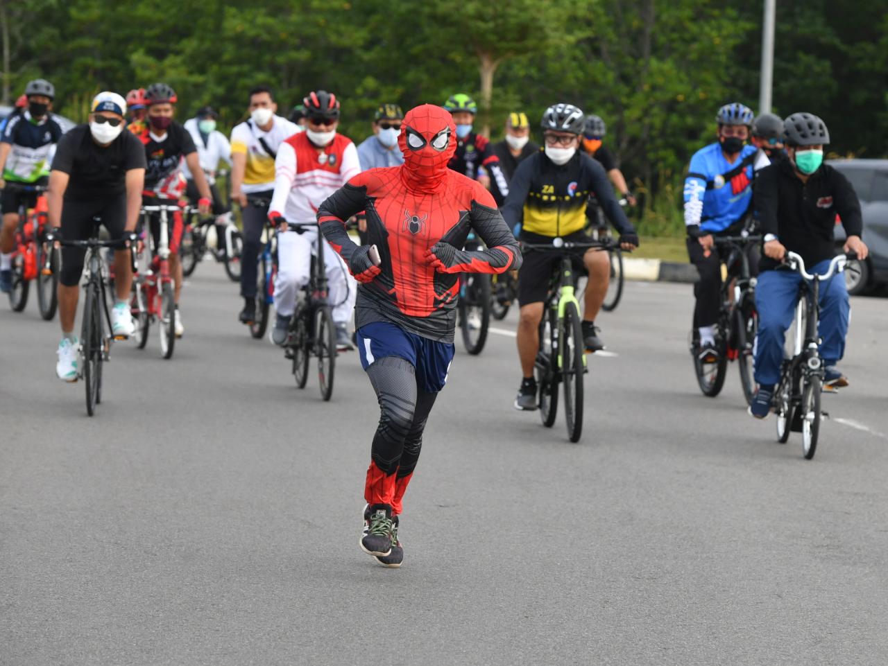 ''Spiderman'' Kawal Menpora Zainudin Amali Bersepeda Keliling Tanjungpinang