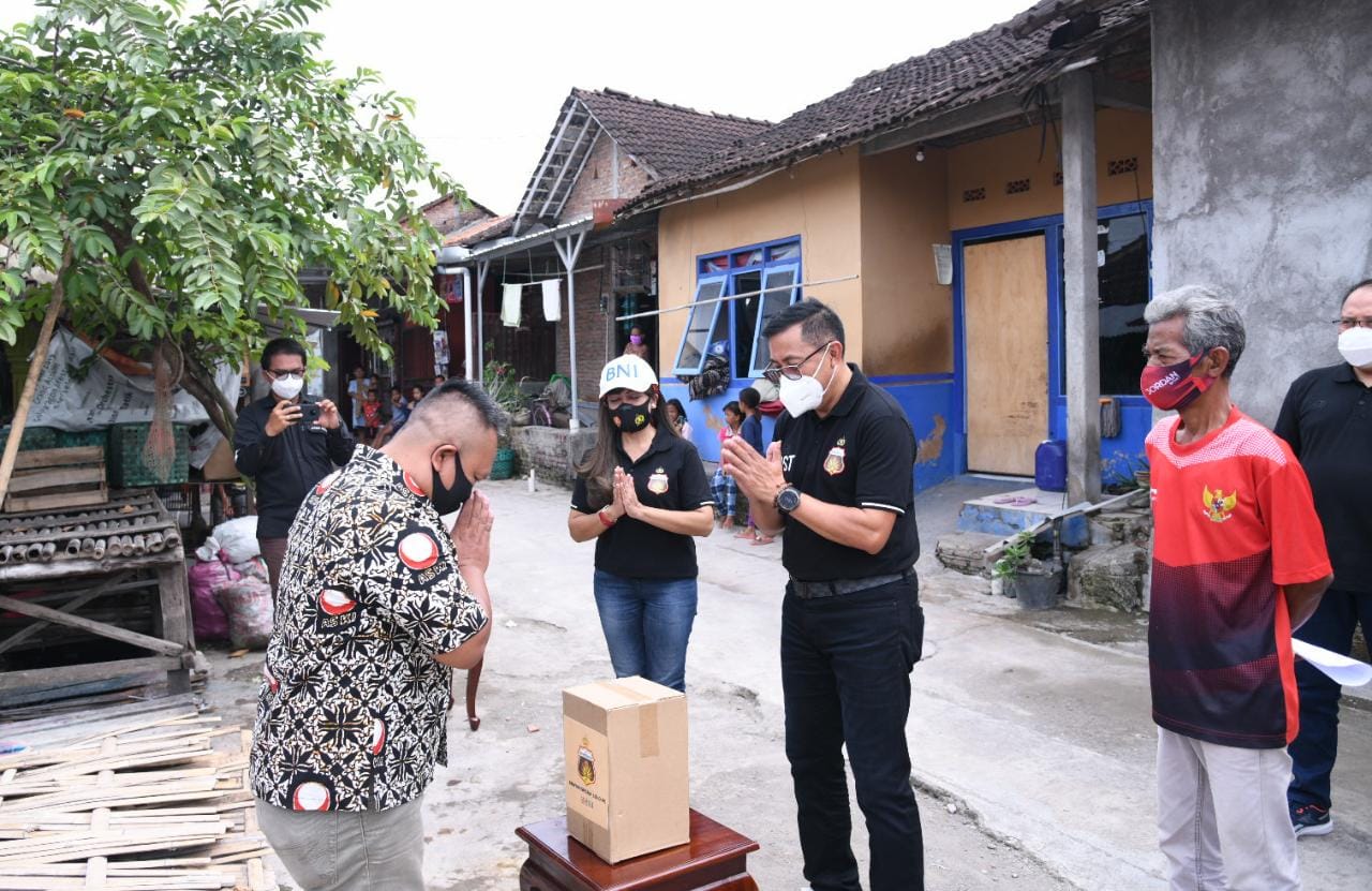 Minta Doa Restu, Bhayangkara Solo FC Salurkan Bantuan untuk Warga