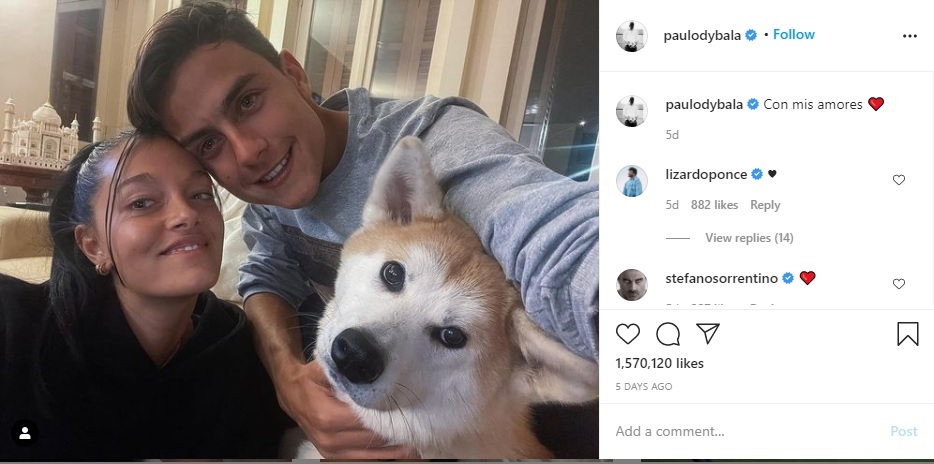 Pesepak Bola Paulo Dybala dan Pacar Berbagi Momen dengan Anjing Kesayangan