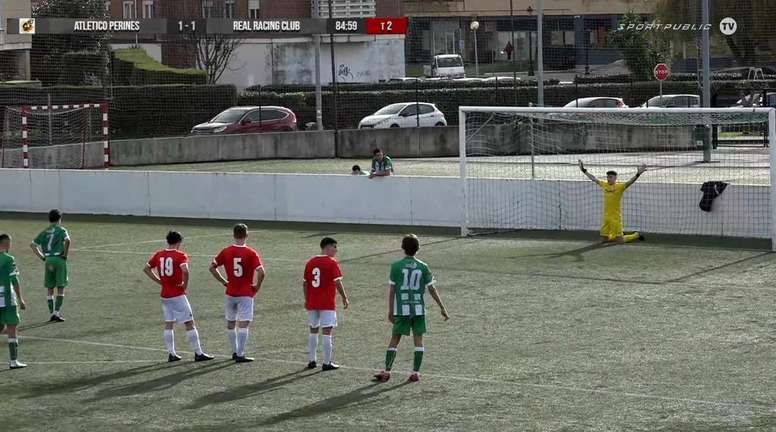 Kiper dari Tim Muda Klub Spanyol Ini Mengantisipasi Penalti dengan Gaya yang Aneh