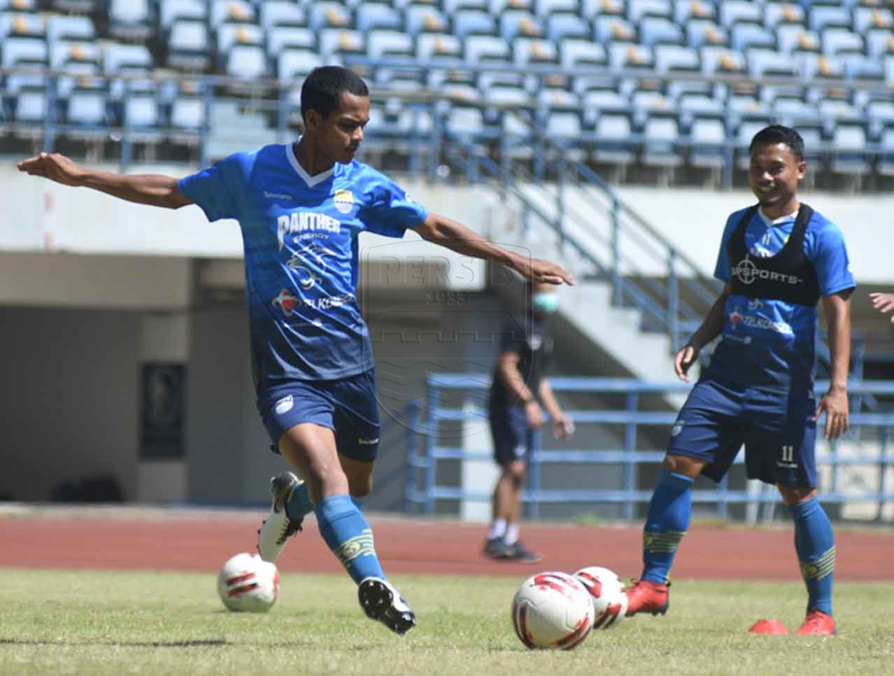 Gelandang Muda Persib Dilatih Legenda Maung Bandung Agar Siap di Liga 1