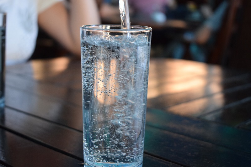 5 Manfaat Rutin Minum Air Mineral untuk Kesehatan Tubuh