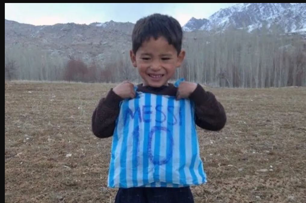 Bocah Jersey Plastik Minta Tolong ke Lionel Messi: Selamatkan Aku dari Taliban!