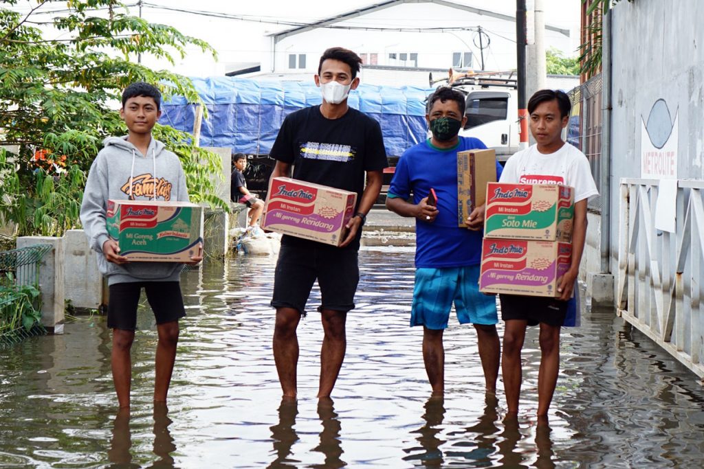 PSIS Berbagi Bantu Masyarakat Terdampak Banjir di Semarang