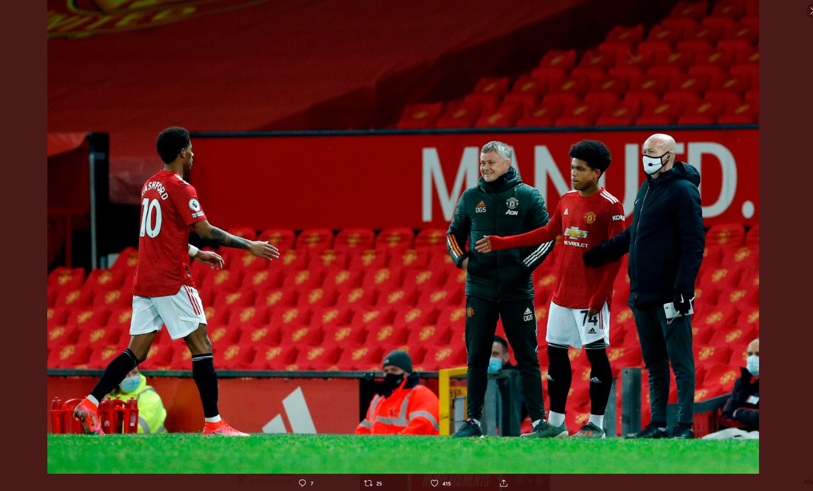 Saking Nganggurnya, Kiper Manchester United Bantu Jadi Pemegang Papan Pergantian Pemain
