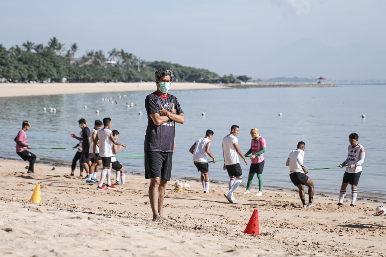 Komentari Kekuatan Persib, Teco Ajak Skuad Bali United Latihan di Pantai