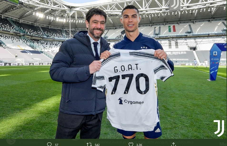 Cristiano Ronaldo Dapat Kaus Spesial Bertuliskan GOAT 770 dari Bos Juventus