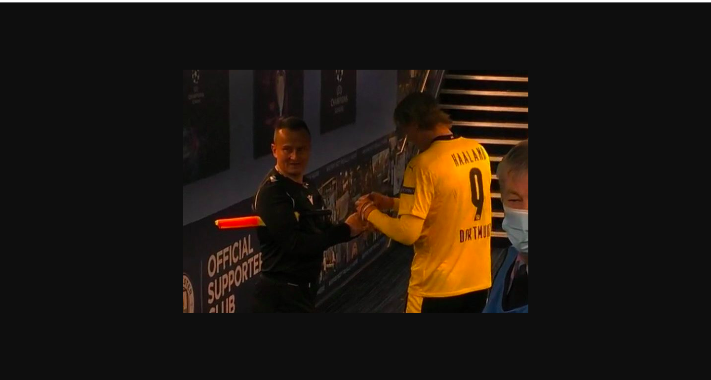 Asisten Wasit Laga Man City vs Dortmund Tertangkap Kamera Minta Tanda Tangan Erling Haaland