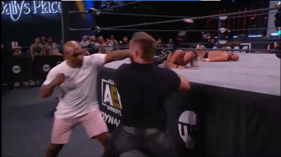 Video: Satu Pukulan Brutal Mike Tyson Bikin Pegulat Tersungkur KO  