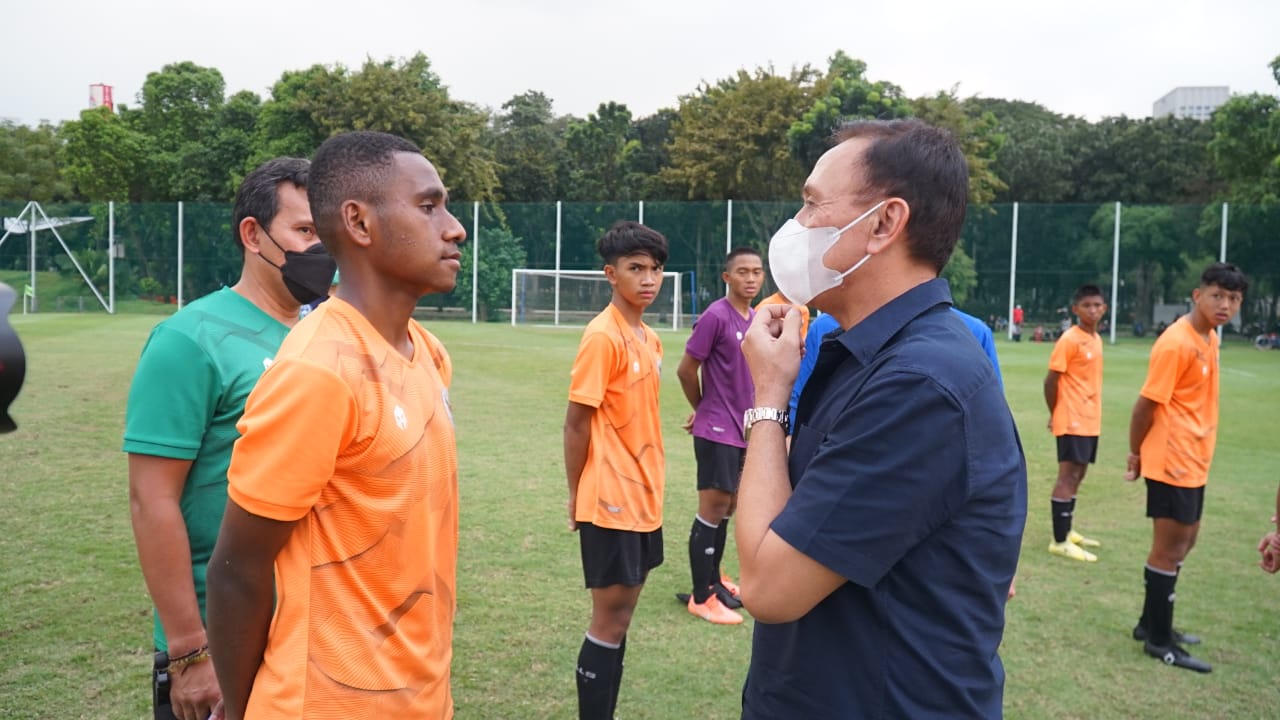 Kunjungi Seleknas Timnas U-16, Ketum PSSI Ingatkan Pemain Titipan