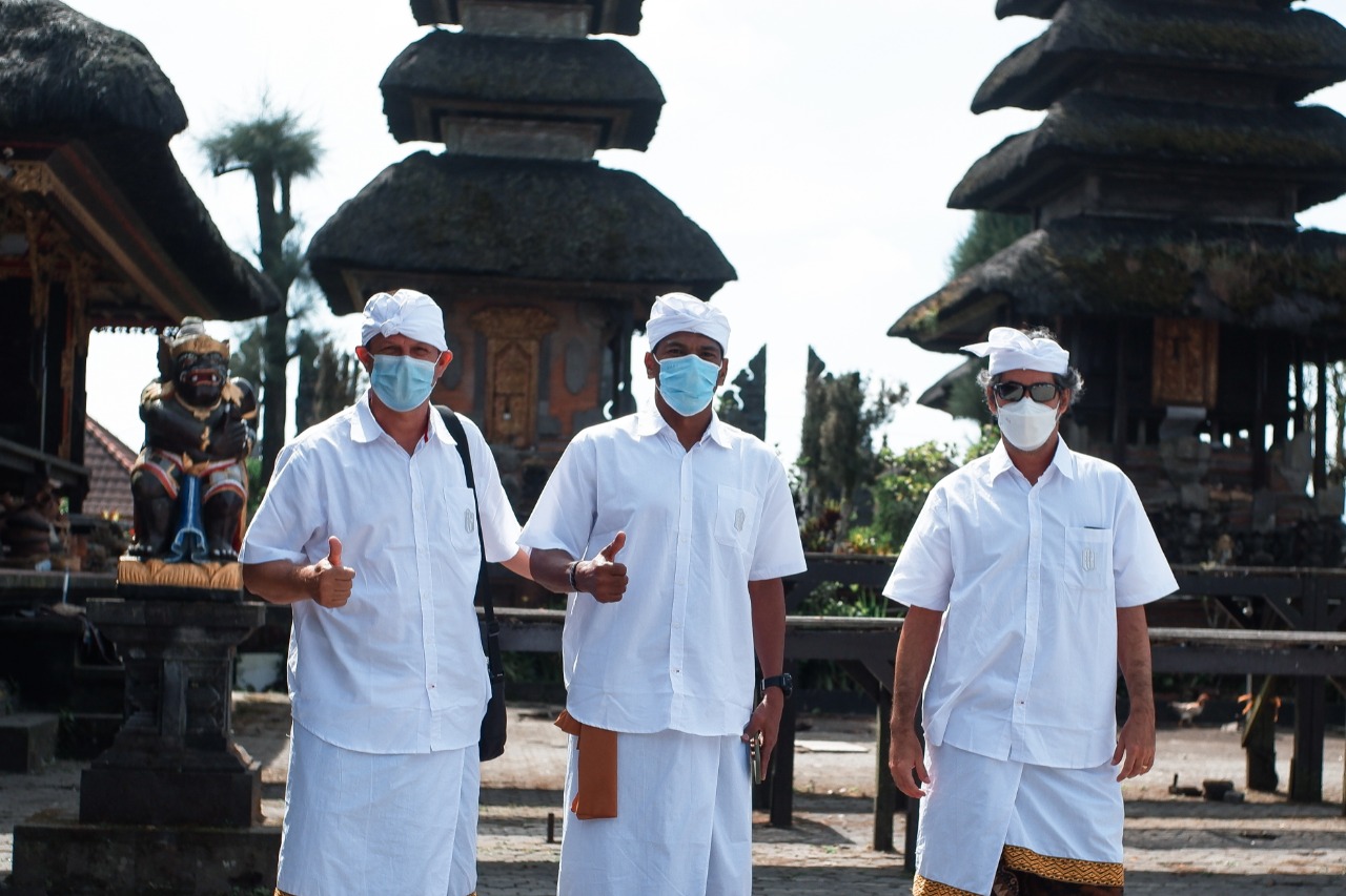 Ikuti Ritual Persembahyangan di Pulau Dewata, Teco Doakan Kesuksesan Bali United