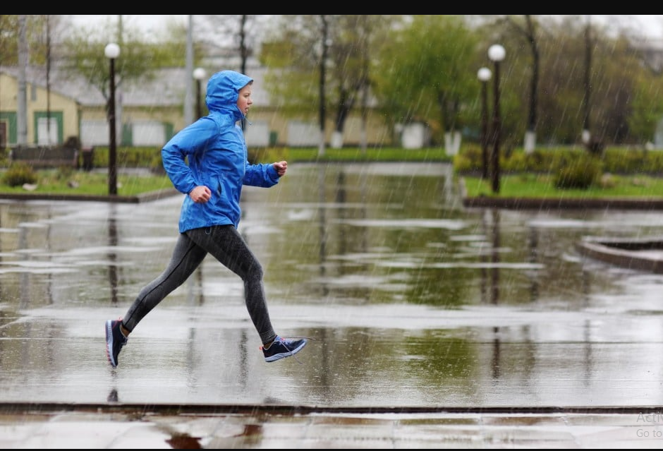 5 Tips Olahraga Lari saat Hujan, Pilih Pakaian yang Sesuai