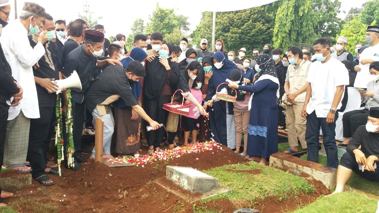 Markis Kido Dikebumikan Satu Liang Lahad dengan Sang Ayah