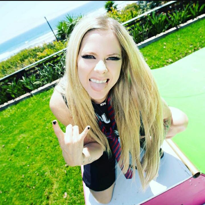 Debut di TikTok, Avril Lavigne Gandeng Skater Tony Hawk