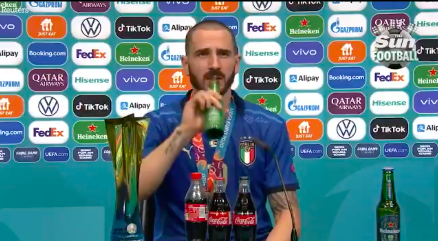 VIDEO: Italia Juara Euro 2020, Leonardo Bonucci Tenggak Coca-Cola dan Bir Saat Jumpa Pers