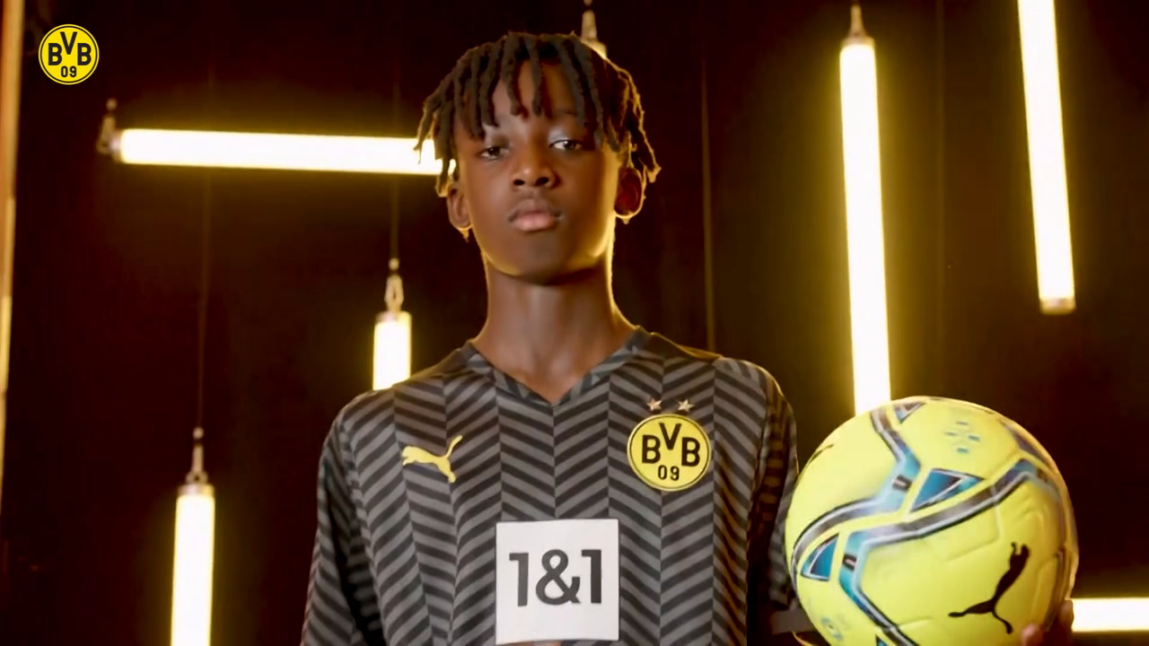 VIDEO: Borussia Dortmund Rilis Jersi Tandang Musim 2021-2022