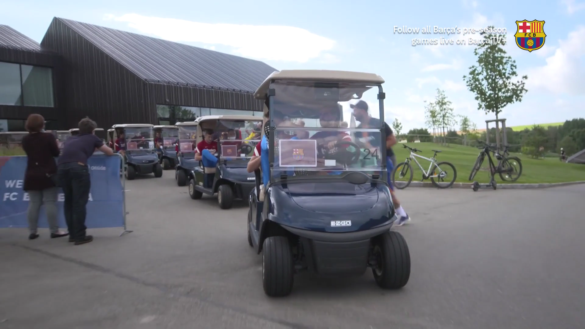 VIDEO: Berada di Jerman, Skuad Barcelona Kunjungi Tempat Latihan dengan Mobil Golf