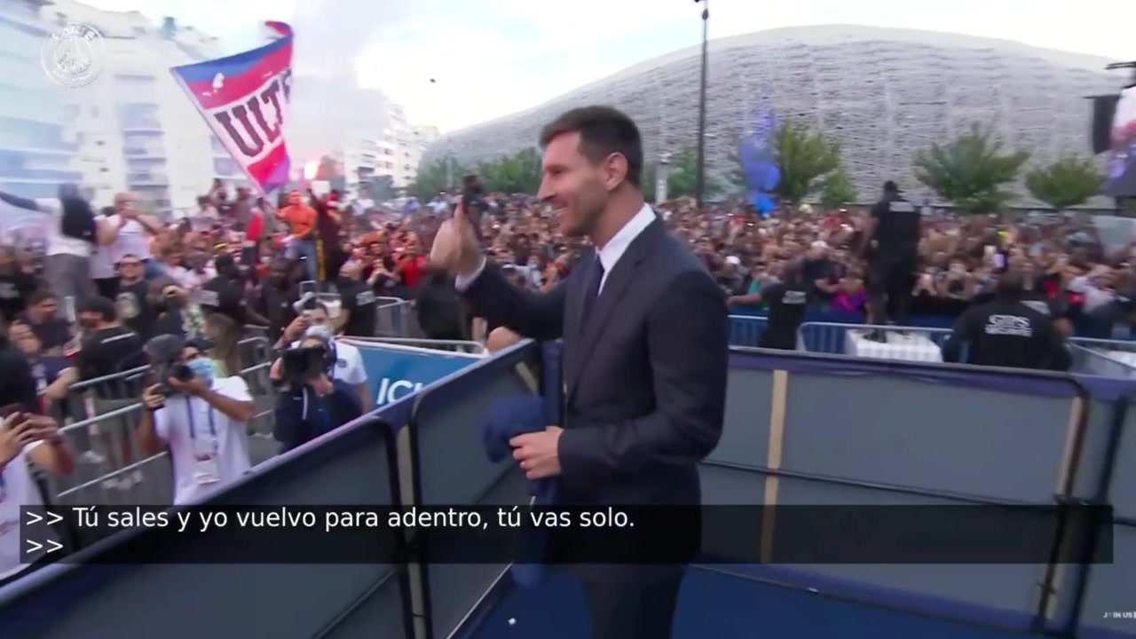 VIDEO: Lionel Messi Sapa Para Fans PSG di Luar Stadion Parc des Princes