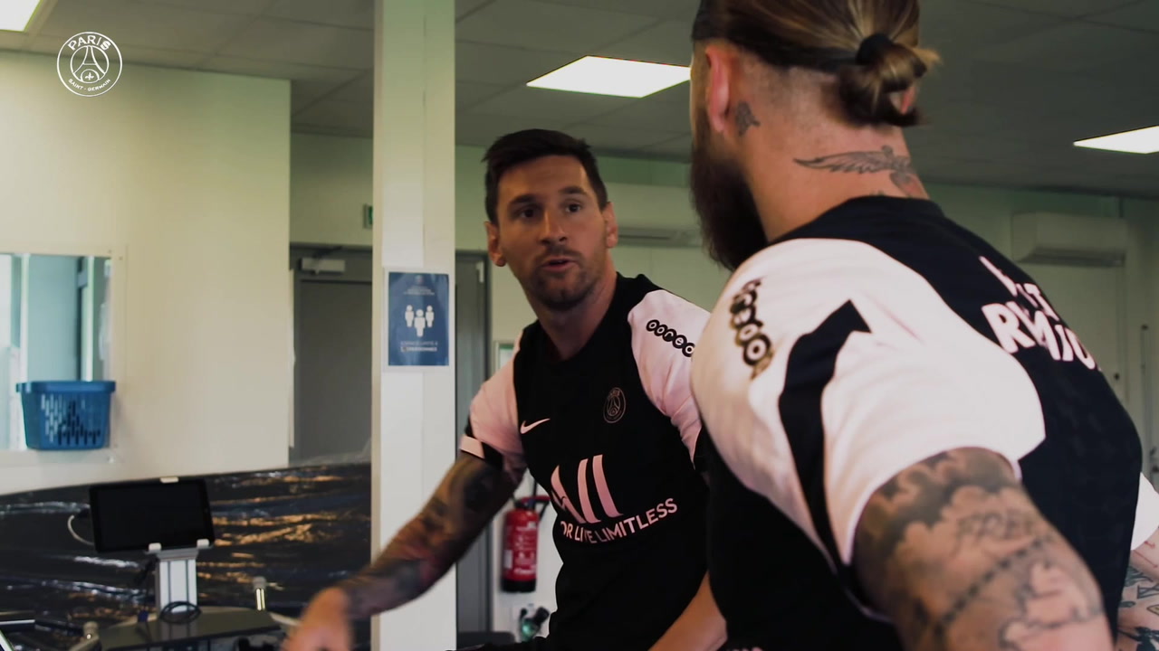 VIDEO: Lionel Messi Latihan Perdana di PSG, Diwarnai Pelukan dengan Sergio Ramos