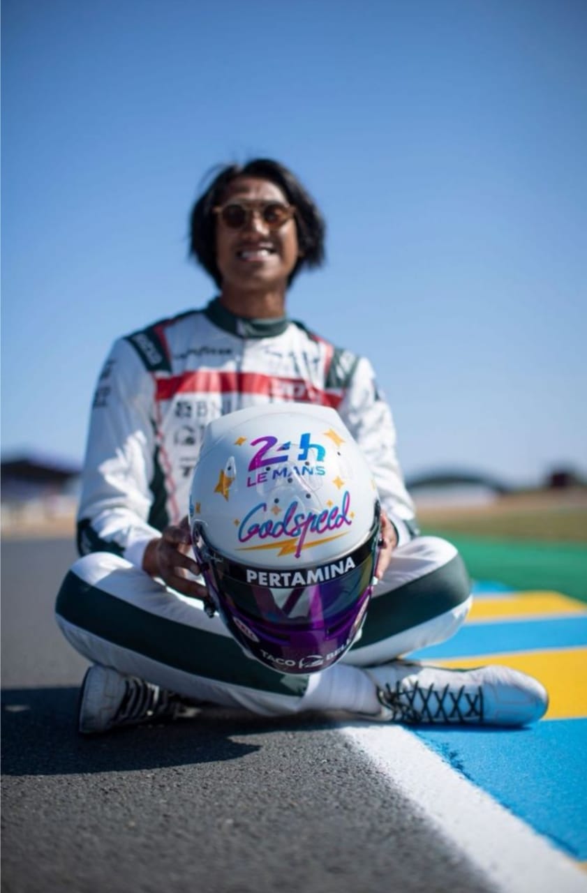 Sean Gelael Cantumkan Ayat Al-Qur'an di Helm untuk Ajang 24 Hours of Le Mans